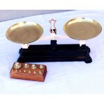 Balance ancienne type roberval force 2 kg avec sa boite de 11 poids en laiton Balance ancienne type roberval force 2 kg avec sa boite de 11 poids en laiton