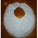 Bavoir ancien brodé - motif floral , pourtour en dentelle - fermeture a bride et petit bouton en nacre ... Bavoir ancien brodé - motif floral , pourtour en dentelle - fermeture a bride et petit bouton en nacre ...