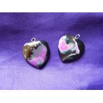 Boucles d'oreilles coeurs en agate. violet, blanc, dor� et noir. 2. 3 cm. magnifiques pierres aux couleurs ...