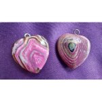 Boucles d'oreilles coeurs en agate. violet, rose, blanc et noir. 2. 3 cm. pouvant etre utilis�es comme ...