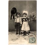Bretagne / petit garon et petite fille en costumes traditionnels / vritable carte postale n&b ed. laurent ...