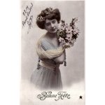 Carte postale ancienne, france, voeux, bonne f�te en relief, femme, fleurs - texte du 15 / 08 / 1909
