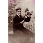Carte postale ancienne, france, voeux, jeune homme, bouquet de fleurs, roses - oblit�ration du 01 / 01 ...