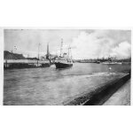 Carte postale ancienne noir et blanc - dentelee - entourage blanc - calais - le port - entree de la malle ...