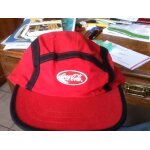 Casquette coca - cola rouge et noire avec lis�r� noir et sous - penne noir.