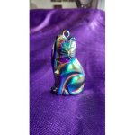 Chat pendentif en h�matite bleu m�talis�. 3. 2 cm sur 2 cm. magnifique pendentif. collection d'agate ...