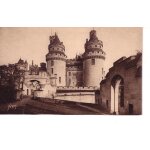 Chateau de pierrefonds : l'entr�e du ch�teau et tours charlemagne