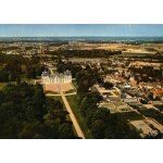 Cheverny le ch�teau le parc et le bourg vue a�rienne