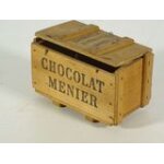 Chocolat menier : bo�te de chocolats en forme de caisse en bois, faisant bo�te a musique. 15 x 9, 7 x ...