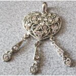 Coeur m�tallique ouvrag� serti de petites pierres blanches duquel partent 3 pampilles assorties - anneau ...