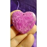 Coeur pendentif en agate. rose violet. 4. 5 cm. une des plus belles pierres de ma collection. lot 757 ...