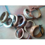 Ma collection de 12 bracelets en bois ou mati�res v�g�tales