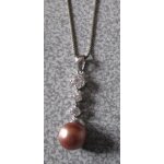 Collier form� d'une fine chainette argent�e sur laquelle coulisse un pendentif amovible form� de 3 pierres ...