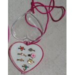 Cordon rose brillant avec un petit coeur en plastique qui s'ouvre et contient 7 jolies bagues m�talliques ...