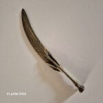 Coupe - papier antique (ou ouvre - lettre) en bronze, con�u en forme de plume d'ecriture. sign�