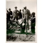 Deauville (calvados) en 1925 : jeune baigneuse et son ouistiti sur la plage - photographie originale ...