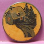 Dessous de plat motif maison / chalet et arbres - bois verni - diam 10, 5 cm