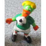 Deux mini figurines football en tenue de joueur avec un ballon : un canard vert et 1 ours a t�te beige ...