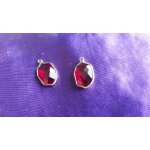 Deux pendentifs en agate avec contours dor�s - pierres rouges couleur rubis. 2 cm. lots 2701 & 2703
