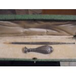 Ecrin de 1 porte plume et 1 sceau grav� yb entrelac� pour cire des ann�es 30