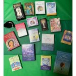 Ensemble de jeux divinatoires, comprenant diff�rents tarots et oracles (16 au total) ainsi qu'une pochette ...