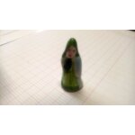 Feve femme vetu de vert avec capuche verte et cape bleu