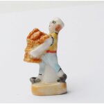 F�ve petit boulanger portant un panier de pain