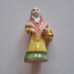 Fve - santon - crche - santon femme robe jaune foulard rose socle vert arguydal lettre a grav