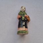 F�ve - santon - cr�che - santon personnage femme paysanne panier robe longue rose tablier noir ch�le ...