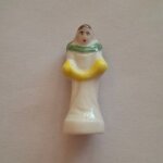 F�ve santon cr�che porcelaine brillante ange femme habit robe blanc jaune ch�le ou aille vert cheveux ...