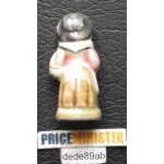 Fve santon : femme avec panier et grand chapeau noir.