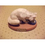Figurine chat blanc boit du lait