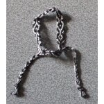 Fin bracelet compos d'une tresse de fils de coton noirs et blancs formant de jolis losanges avec a chaque ...