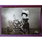 Folklore breton - petite fille en costume de pont - aven