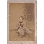 Geisha vietnamienne en kimono et ombrelle photographie attribu�e a yut sun hai phong