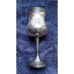 Gobelet en etain plaqu� argent. avec motifs de fleurs. 15 cm de haut sur 6. 3 cm de diam�tre