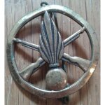 Insigne militaire de b�ret infanterie arm�e de terre 1972 attache broche pr�sente