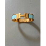 Je vends un lot de 3 bracelets rigides style herm�s (type clic h). ils sont en tr�s bon etat, propres ...