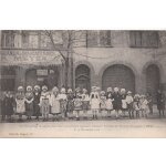 Un joli groupe de petites lorraines, en costume national, attendant l'arrive des troupes franaises ...