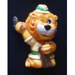 Lion coupant du bois avec une hache