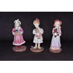 Lot de 3 figurines en r�sine petites filles et leurs jouets hauteur 10, 5 cm