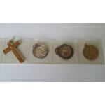 Lot de 3 medailles + 1 croix religieuse jesus christ plaque or