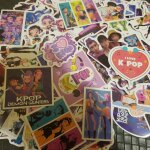 Lot de 50 stickers style  ; k - pop demon hunter ; . stickers de 2 a 4 cm a coller sur des cahiers, skates, ...