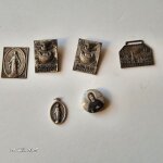 Lot de 6 mdailles et broches, jubil de rome 1975 avec une colombe, plaque photo vierge marie