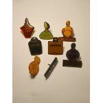 Lot de 8 pin's yves rocher des parfums de la marque