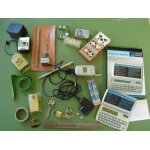 Lot a / / fond de tiroirs  ; t�l�phone - traducteur de poche - mini lampe etc. .