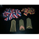 Lot de petits drapeaux et epaulettes
