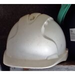 Lot de trois casques de chantier . . Lot de trois casques de chantier . .