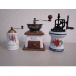 Lot de trois moulins anciens: un moulin a cafe et deux moulins a poivre