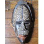 Masque rituel guerrier ashanti ancien ghana ann�es 60 - 70 bois teint� & pigments